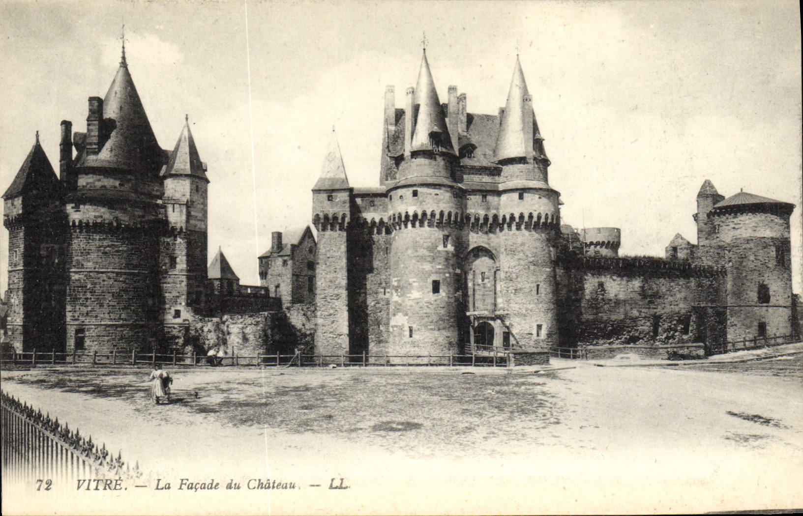 CPA Vitre la facade du Chateau 