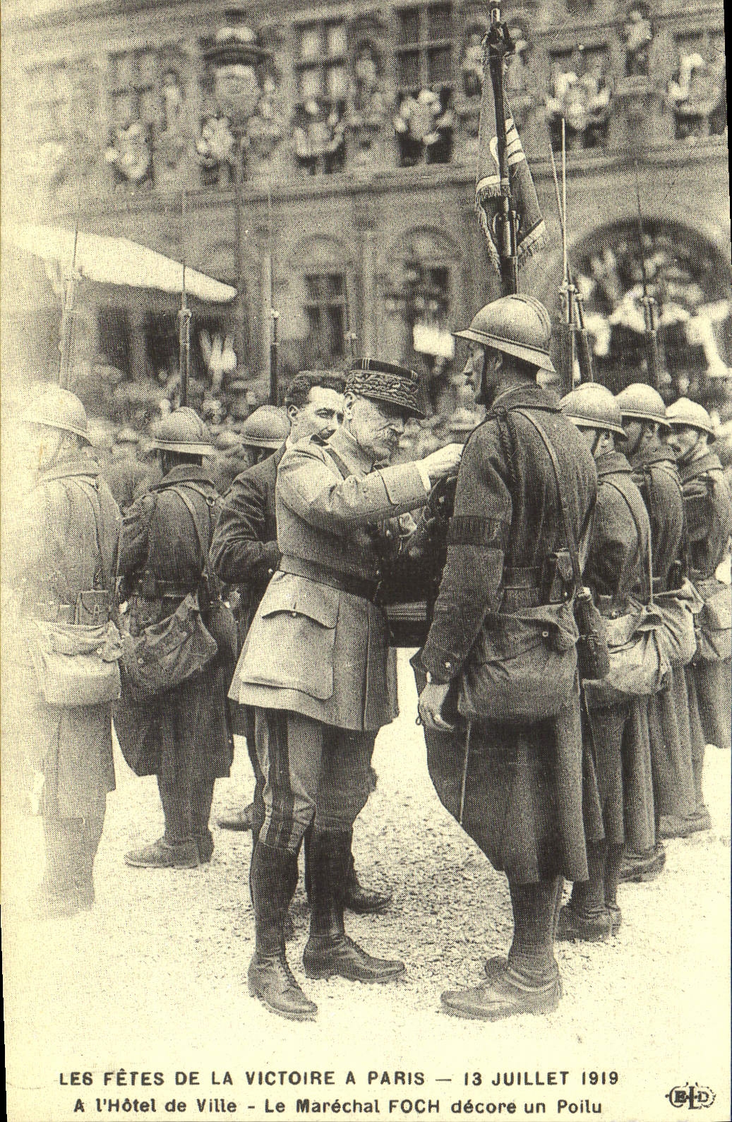 REPRO Les Fetes de la Victoire a Paris 13 Juillet 1919 a l'Hotel de Ville Le Marechal Foch decore un