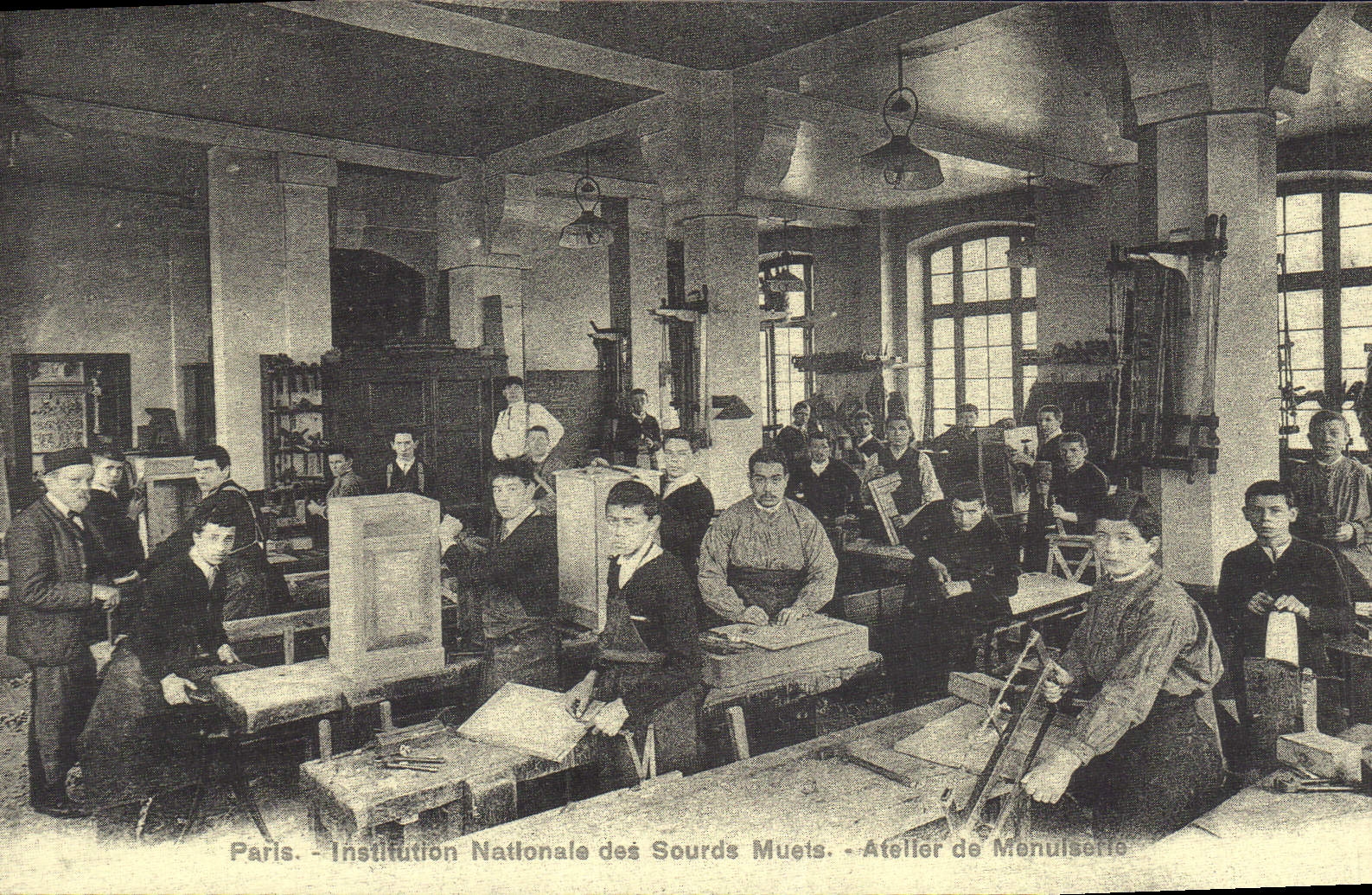 REPRO Paris Institution Nationale des Sourds Nuets Atelier de Menuisette