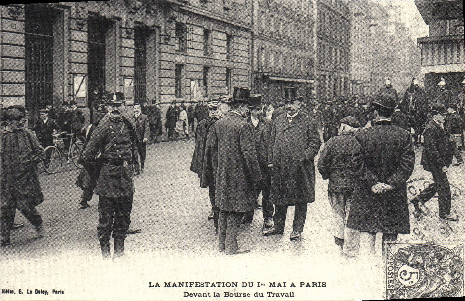 REPRO La Manifestation du Ier Mai a Paris Devant la Bourse du Travail 