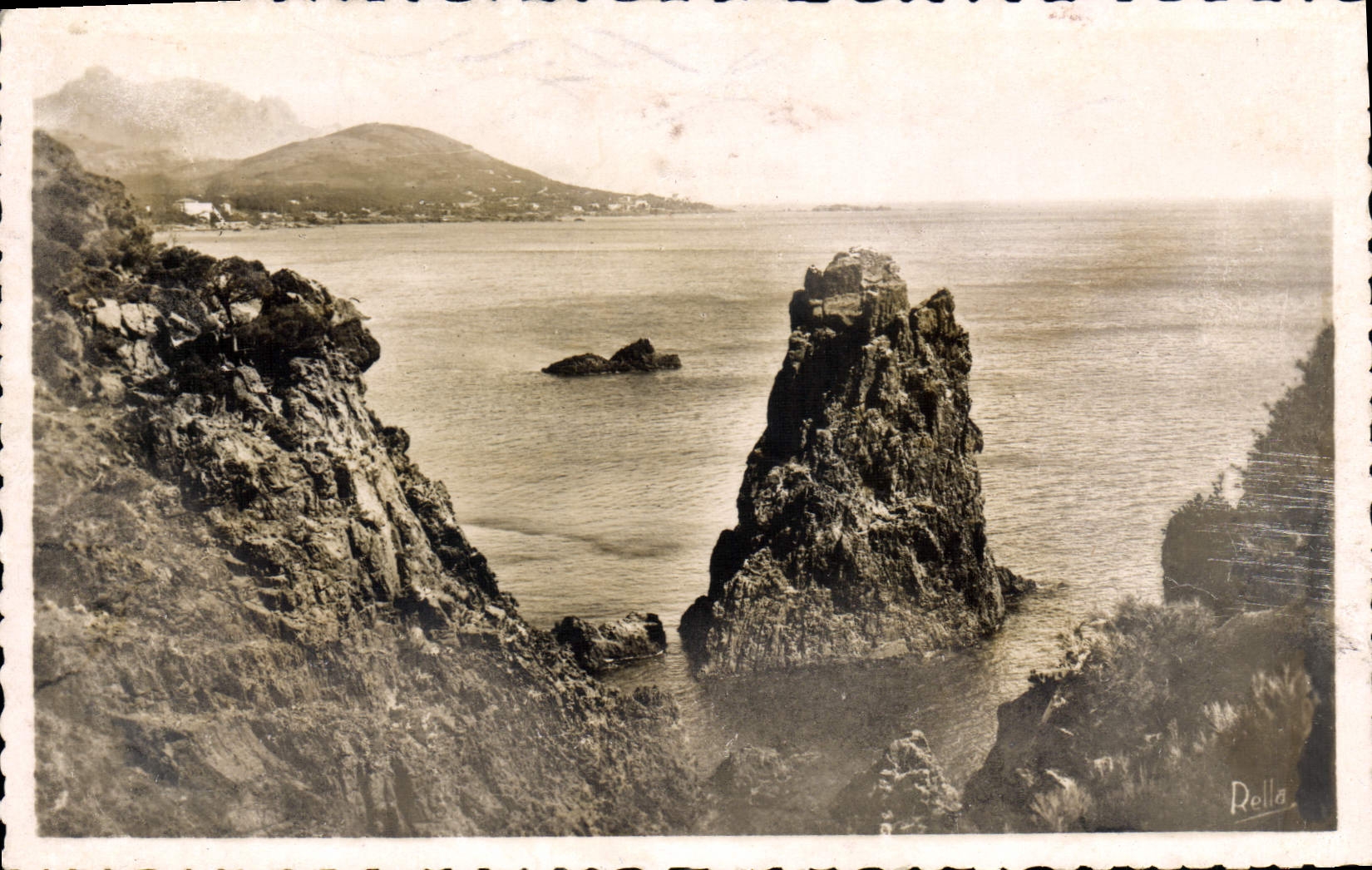 CPA La Cote d'Azur La Corniche d'Or entre Saint Raphael et Cannes le Dramont vue sur la Pointe de la