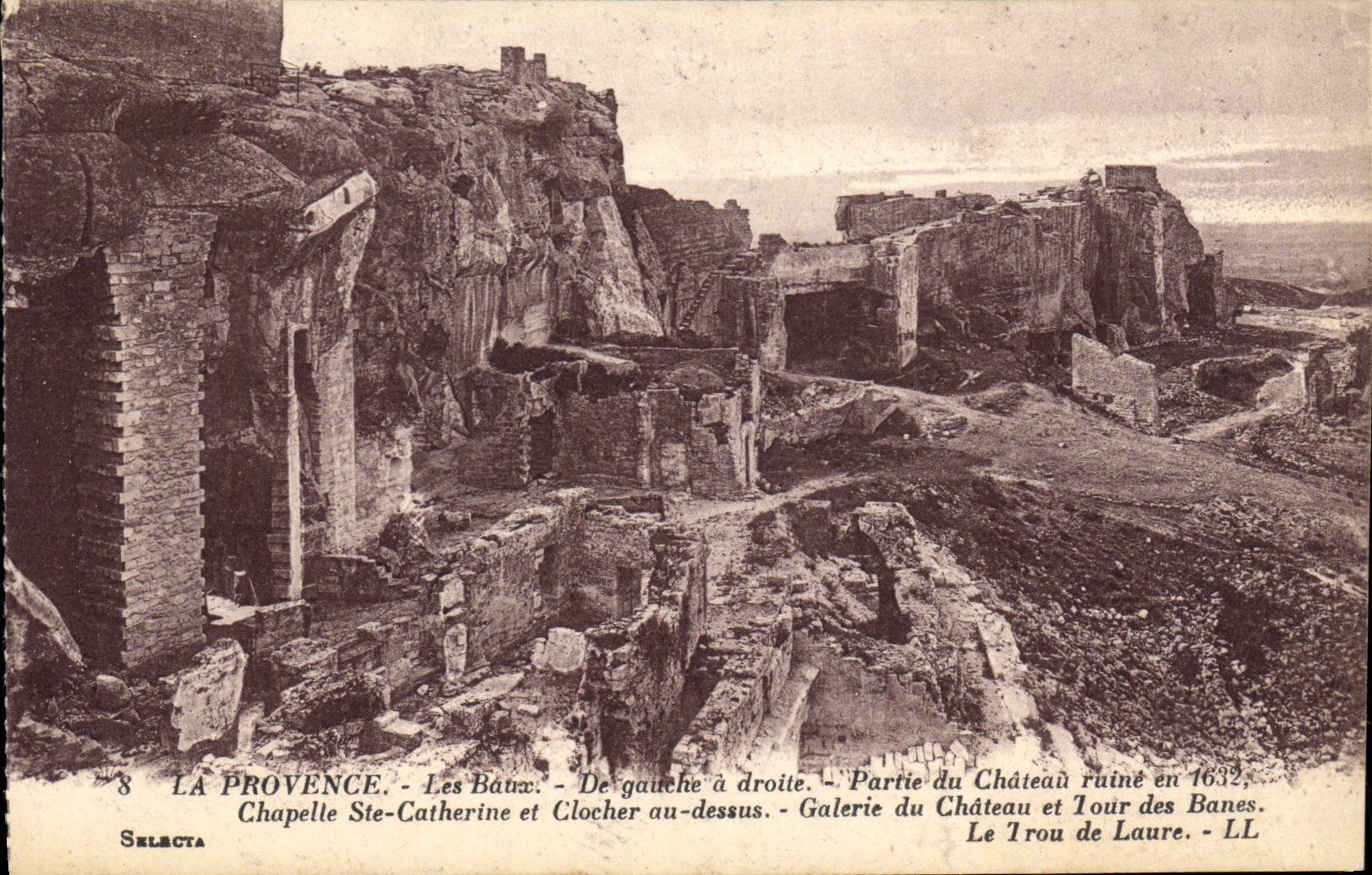 CPA La Provence Les Baux De gauche a droite Partie du Chateau ruine en 1632 Chapelle Ste Catherine e