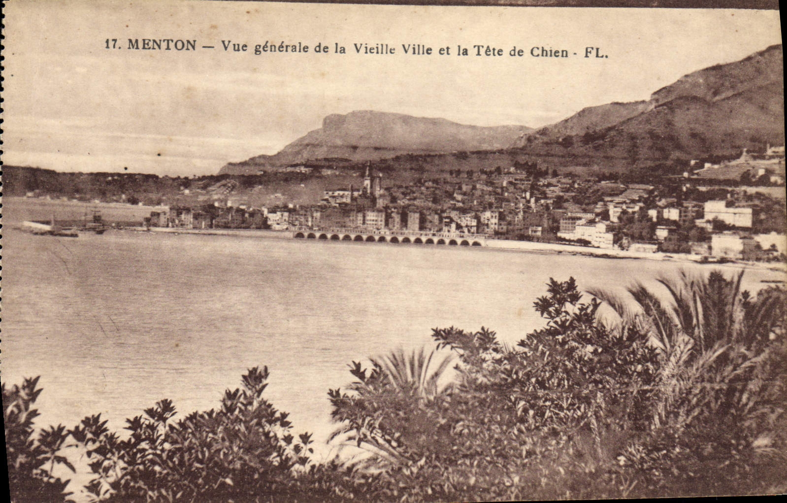 CPA Menton vue generale de la Vieille Ville et la Tete de Chien