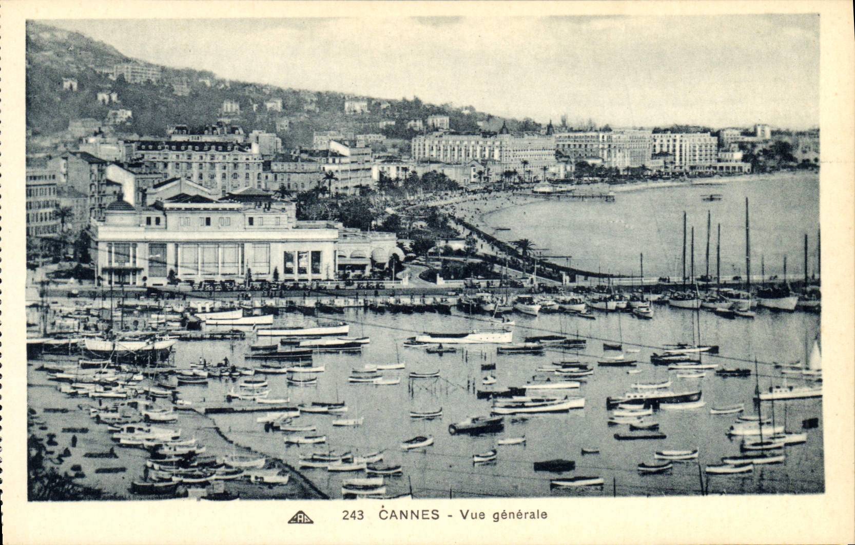 CPA Cannes Vue generale Bateaux
