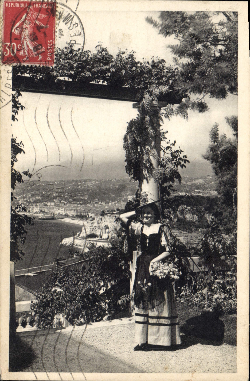 CPA Cote d'Azur Artistique Nice Entre les Pergolas Costume du pays