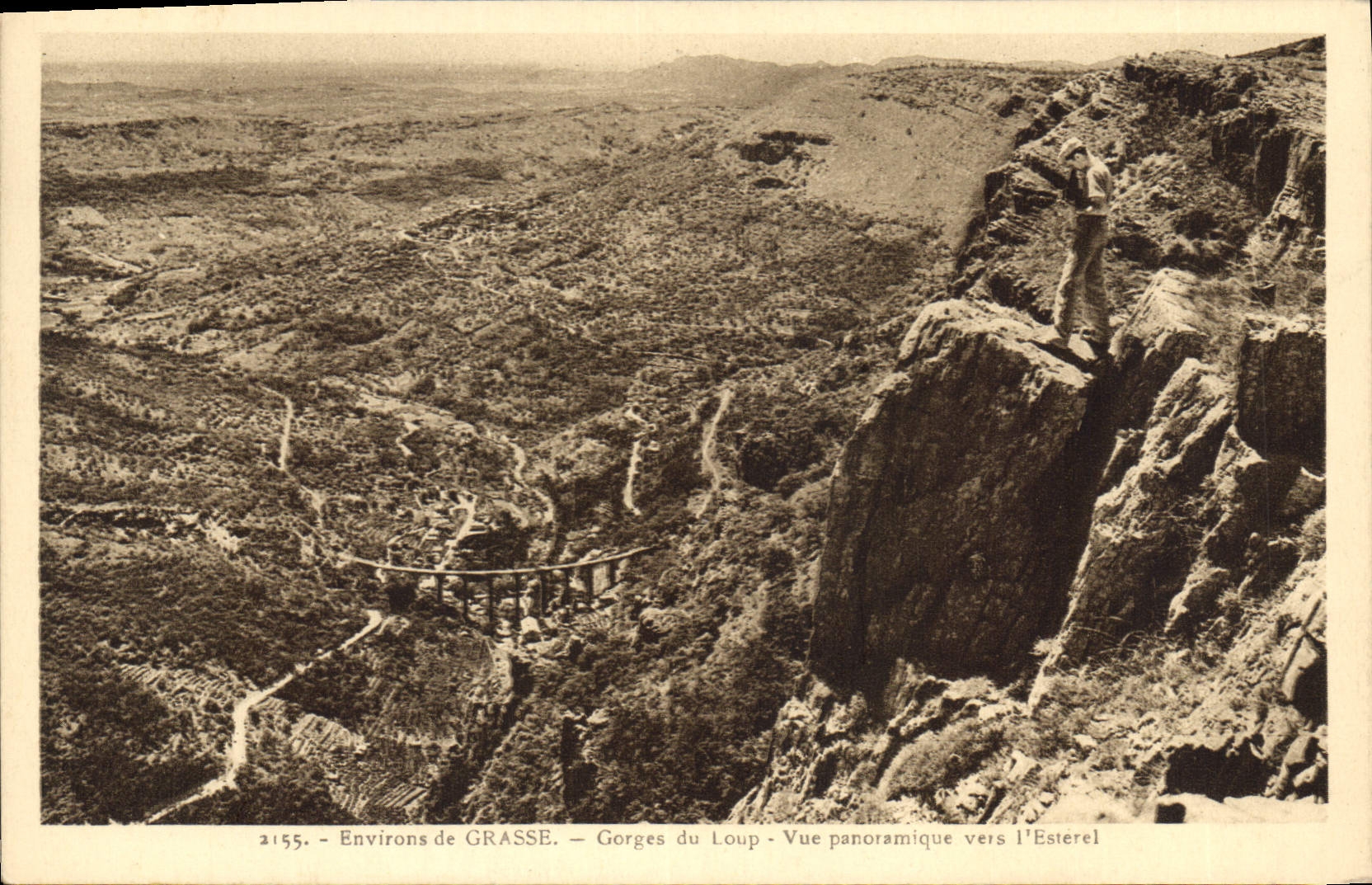 CPA Environs de Grasse Gorges du Loup vue panoramique vers l'Esterel