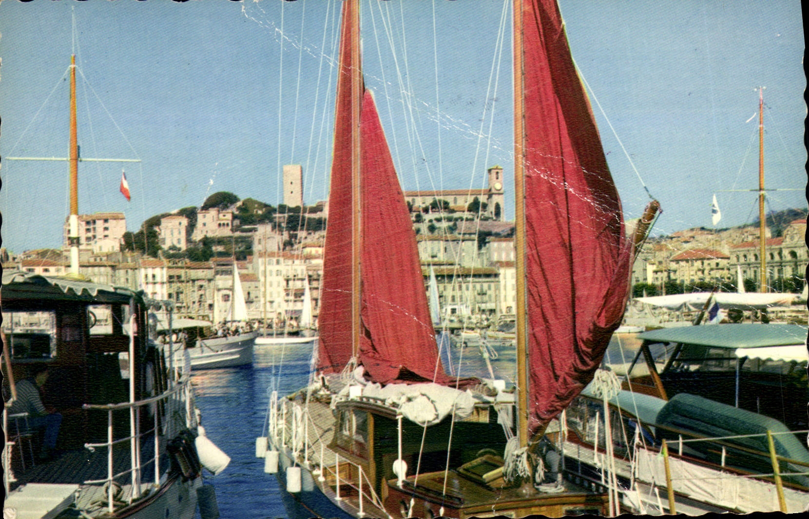 CPA La Cote d'Azur Cannes A M Le Port et le Suquet Bateaux