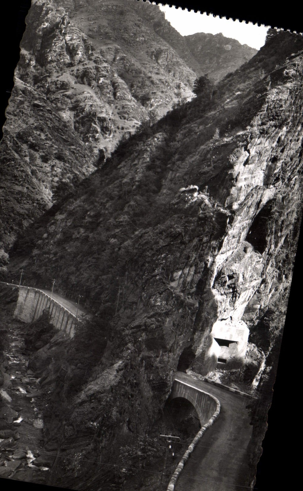 CPA Les Alpes Maritimes Gorges Superrieures du Cians La Route de Touet sur Var a Beuil