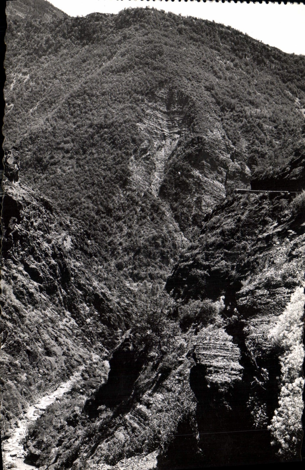 CPA Les Alpes Maritimes Gorges du Cians Le Saut de la Belle Mere
