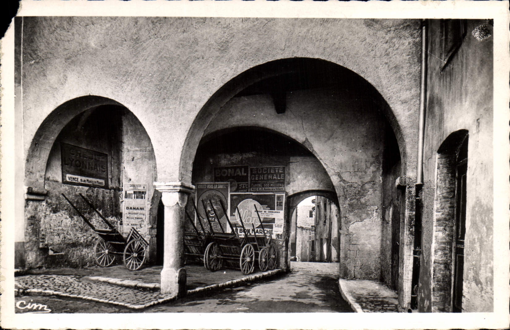 CPA Vence la Jolie A M les Arcades de l'ancien Eveche