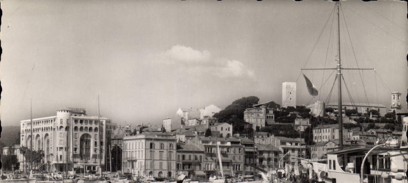 CPA Cannes A M Le Port et le Suquet Bateau