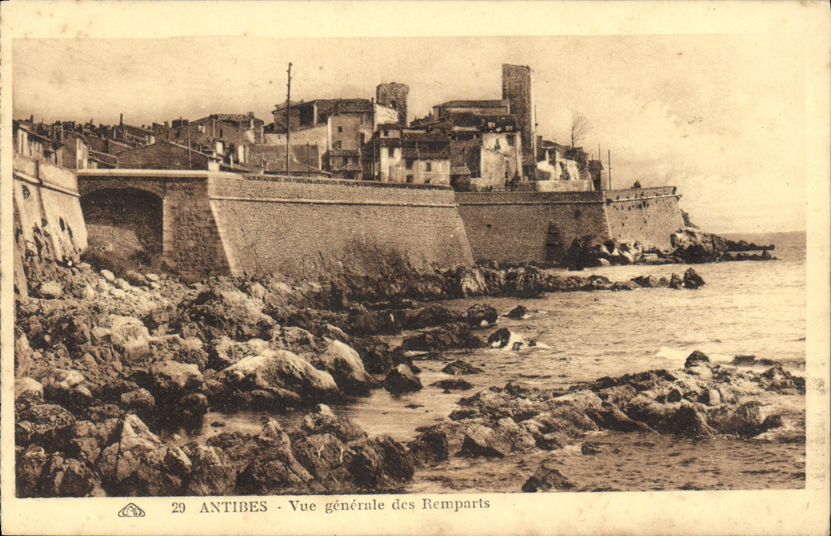 CPA Antibes Vue generale des Remparts