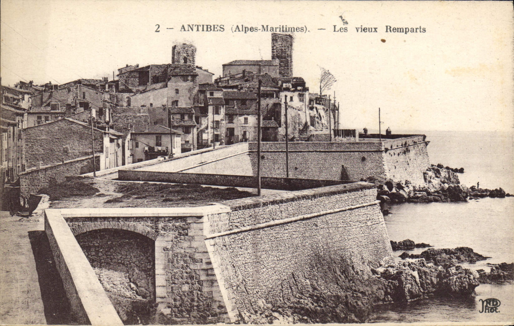 CPA Antibes Alpes Maritimes Les vieux Remparts