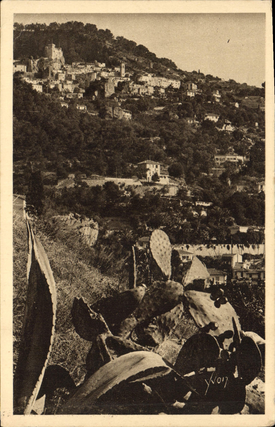 CPA Roquebrune dans son nid de verdure 