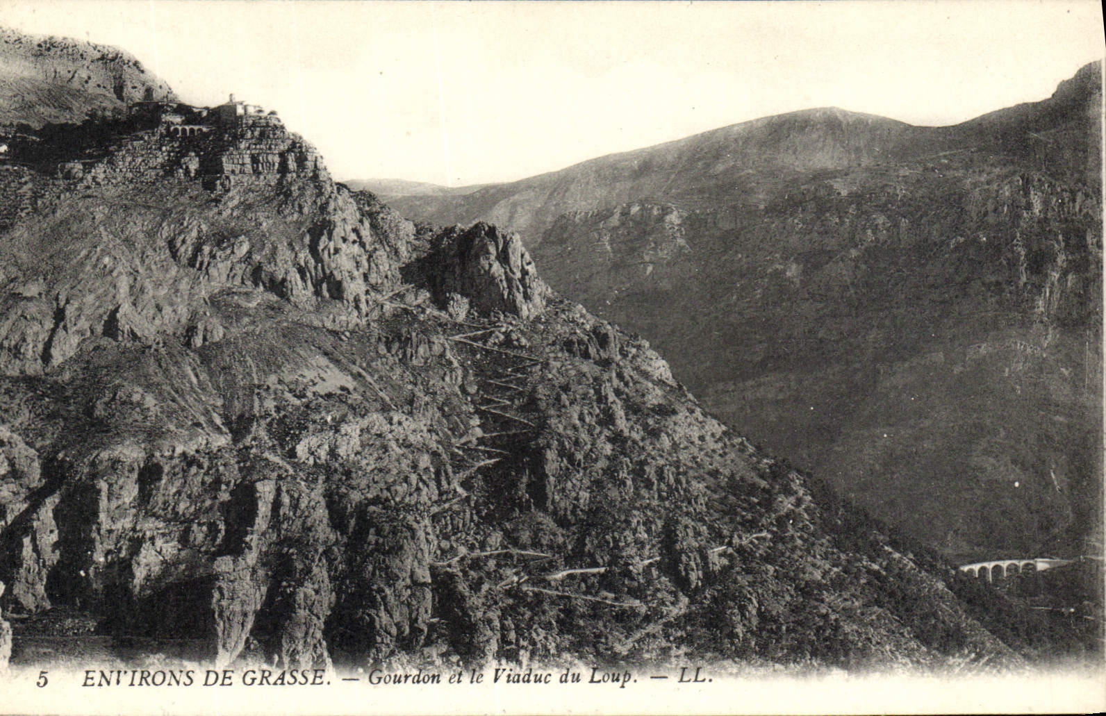 CPA Environs de Grasse Gourdon et le Viaduc du Loup 