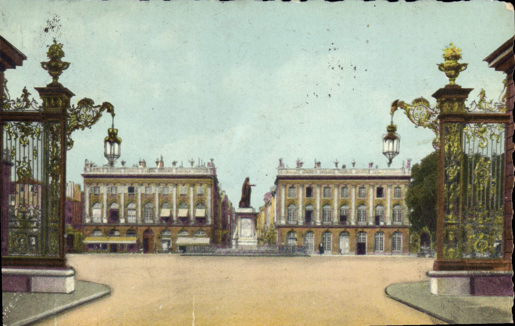CPA Nancy Place et Statue de Stanislas A droite le musee de peinture