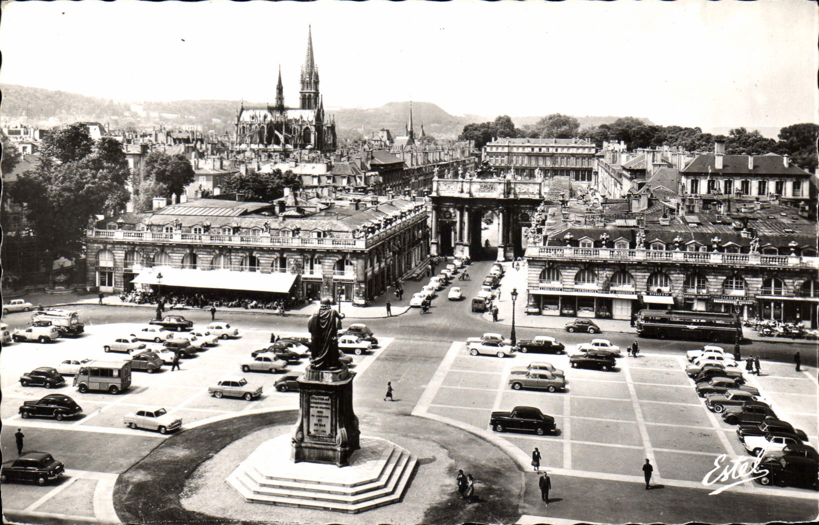 CPM Nancy Place Stanislas L'Arc de Triomphe et l'Eglise Saint Epevre
