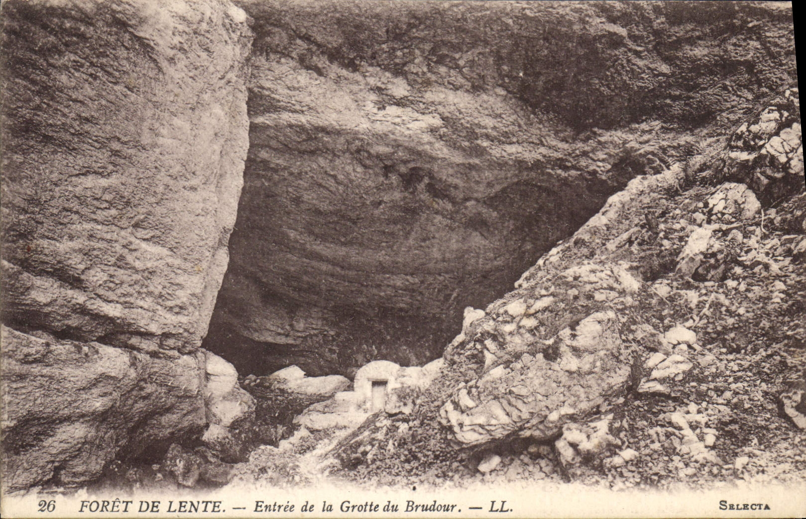 CPA Foret de Lente Entree de la Grotte du Brudour