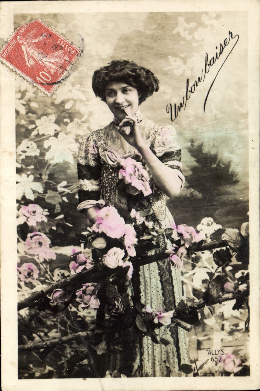 CPA Un bon baiser Femme