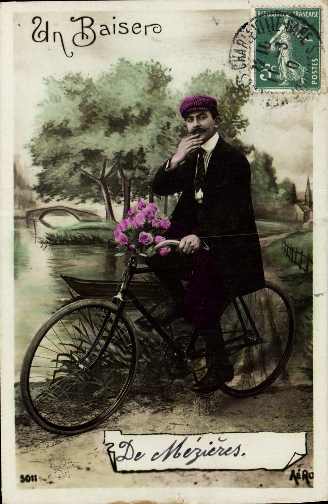 CPA Un Baiser Homme Mezieres Velo cycle