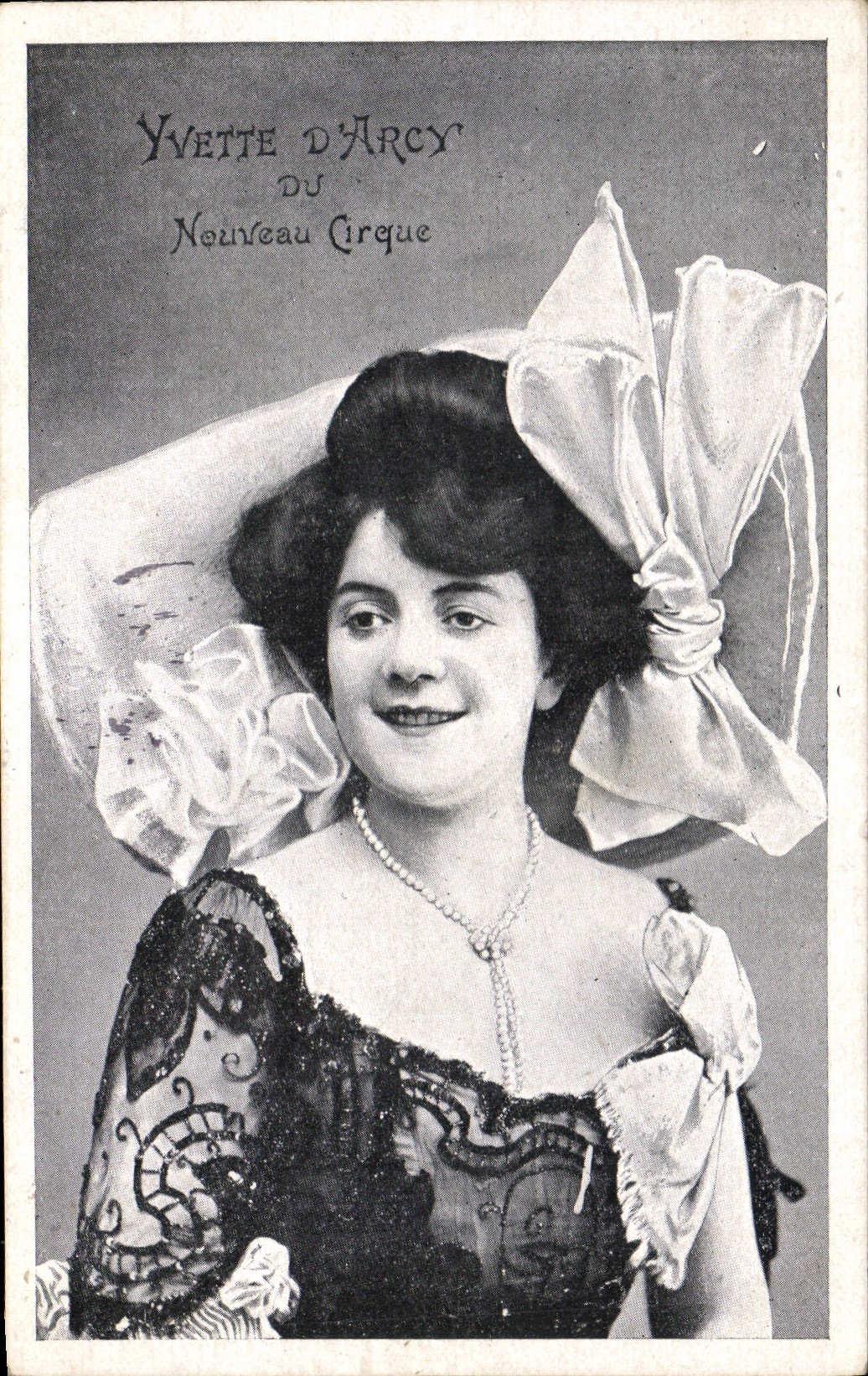 CPA Yvette d'Arcy du Nouveau Cirque Femme