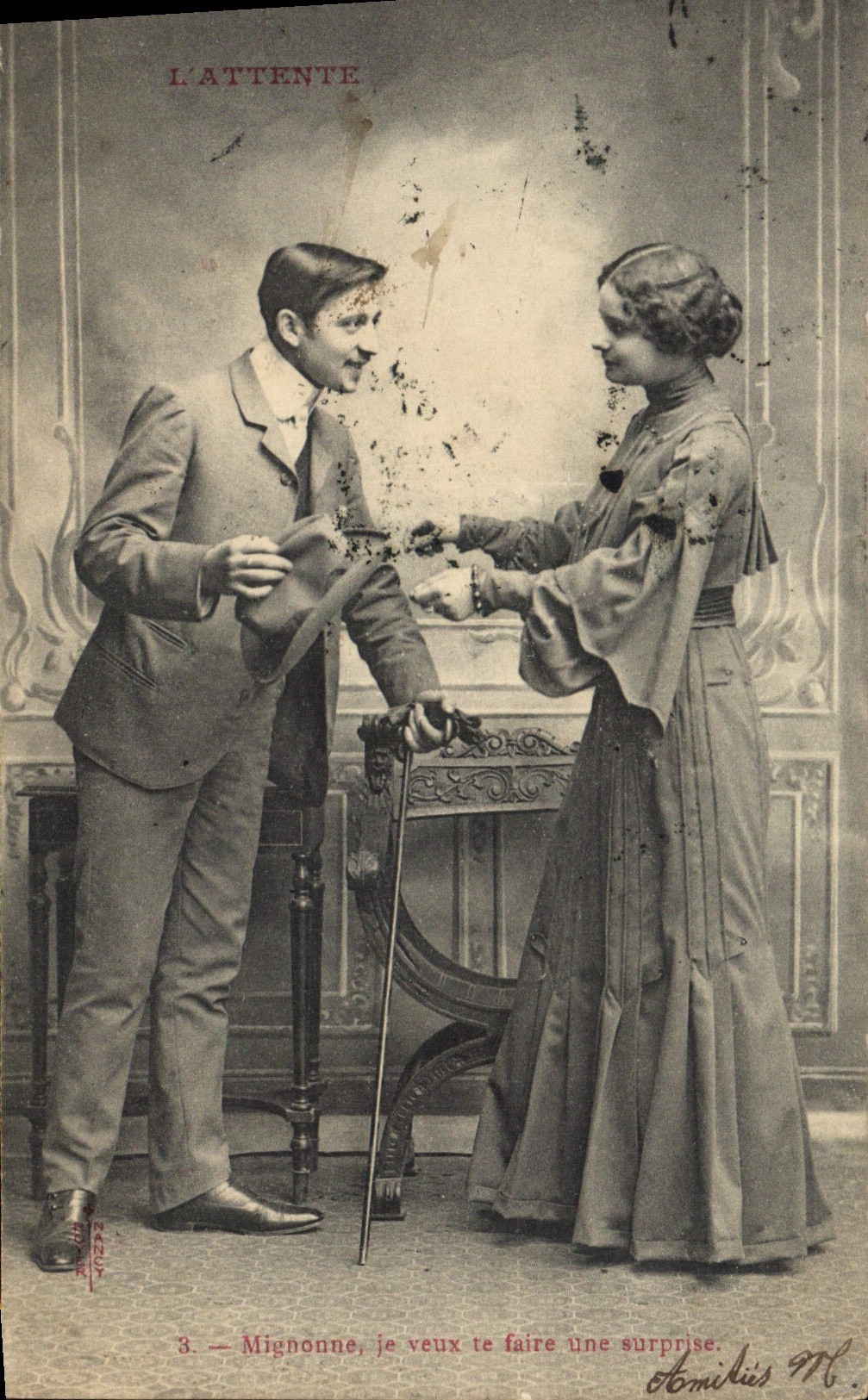 CPA L'Attente Mignonne le veux te faire une surprise Femme