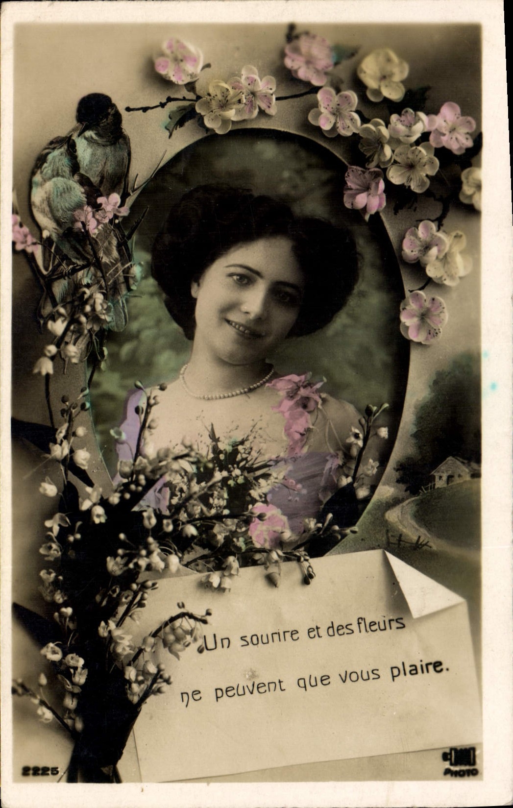 CPA Un sourire et des fleurs ne peuvent que vous plaire Femme Fleurs