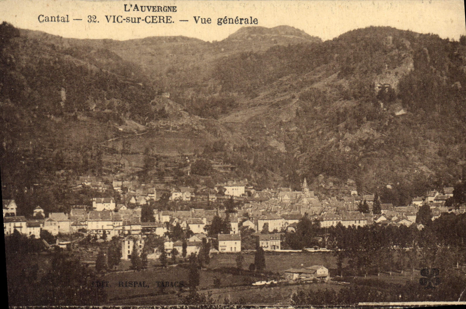 CPA Vic sur Cere Vue generale 