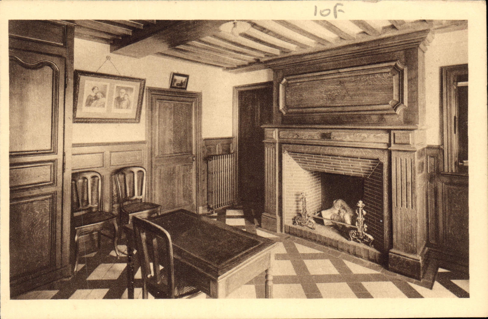 CPA Vestibule des Buissonnets Cheminee ou Sainte Therese enfant deposait ses souliers la nuit de Noe