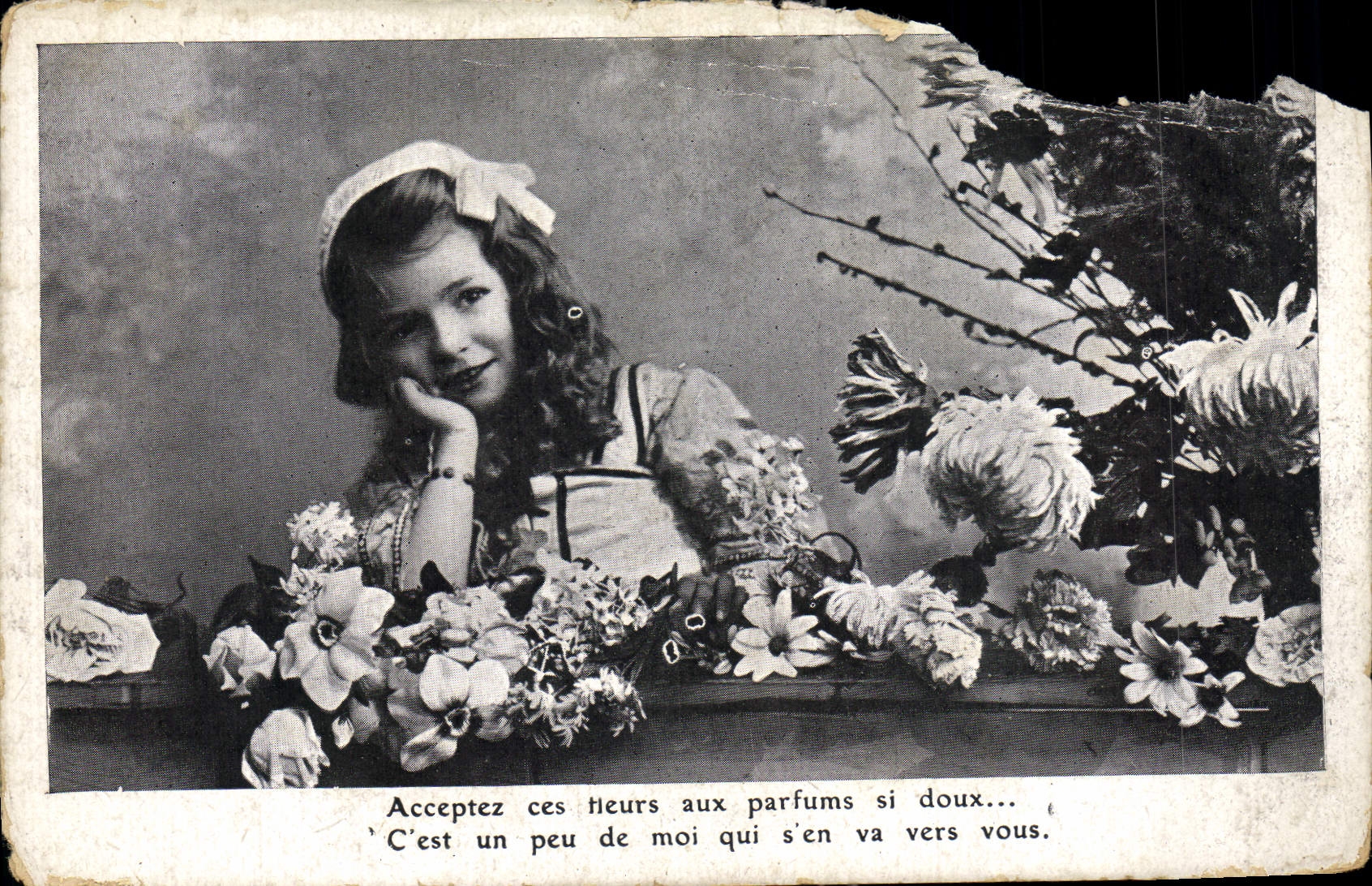 CPA Acceptez ces Heurs aux parfums si doux Enfant Fleurs