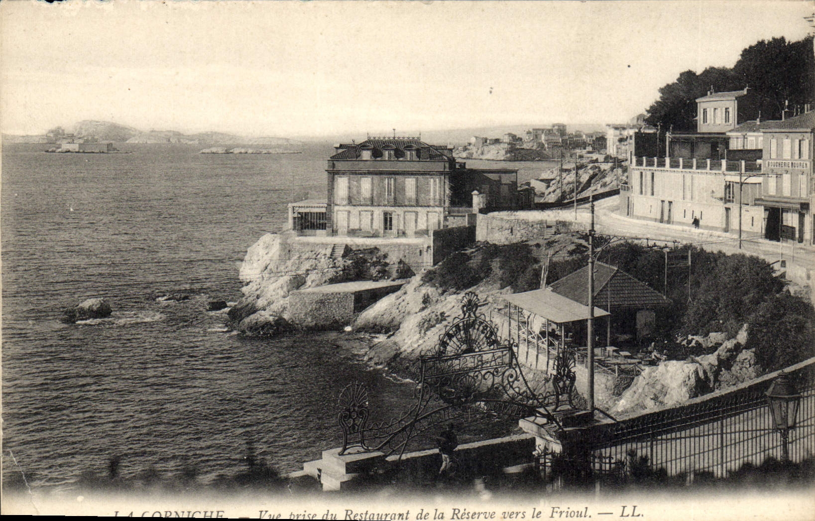 CPA La Corniche Vue prise du Restaurant de la Reserve vers le Frioul 