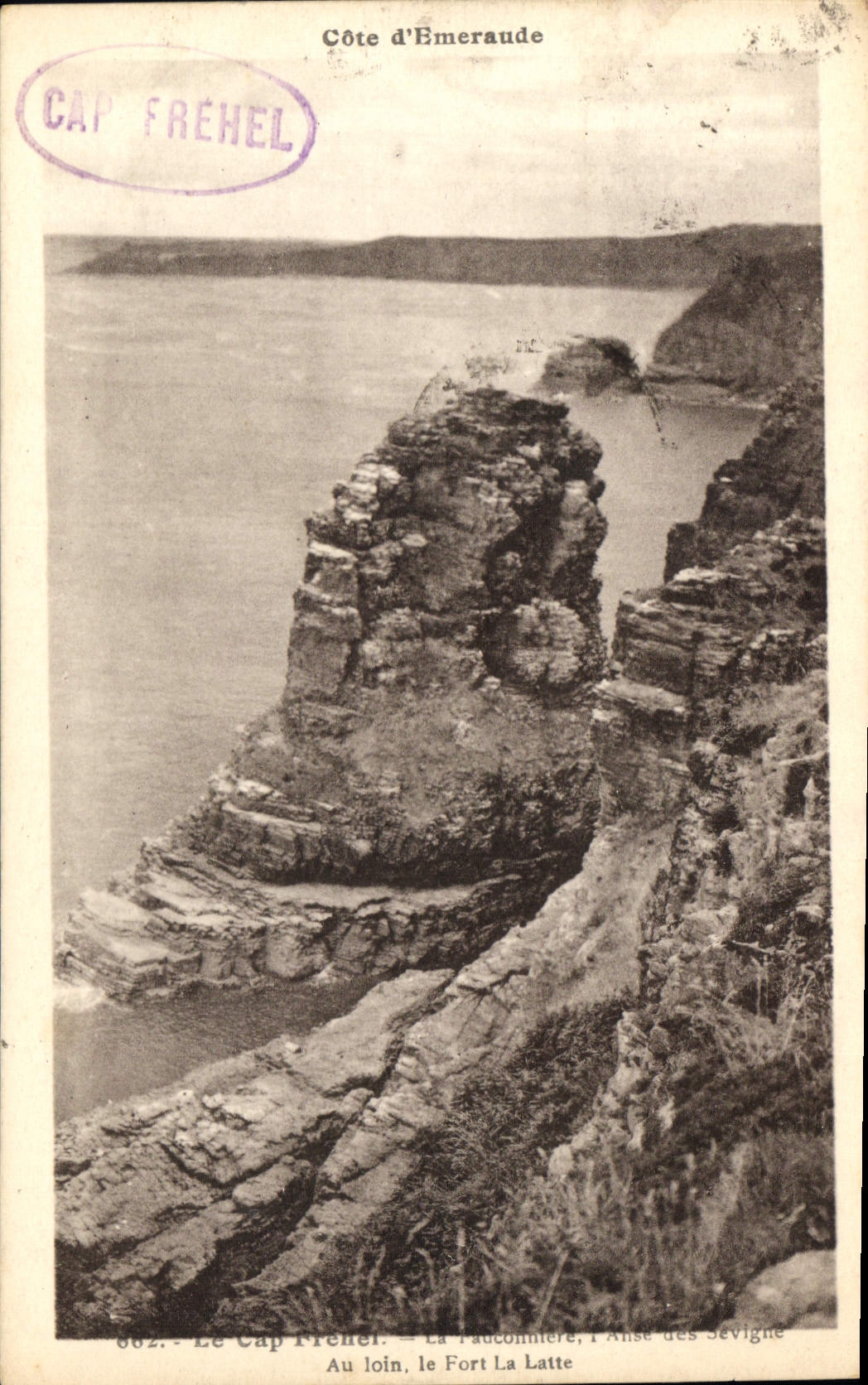CPA Cote d'Emeraude Le Cap Frehel La fauconniere Au loin le Fort La Latte