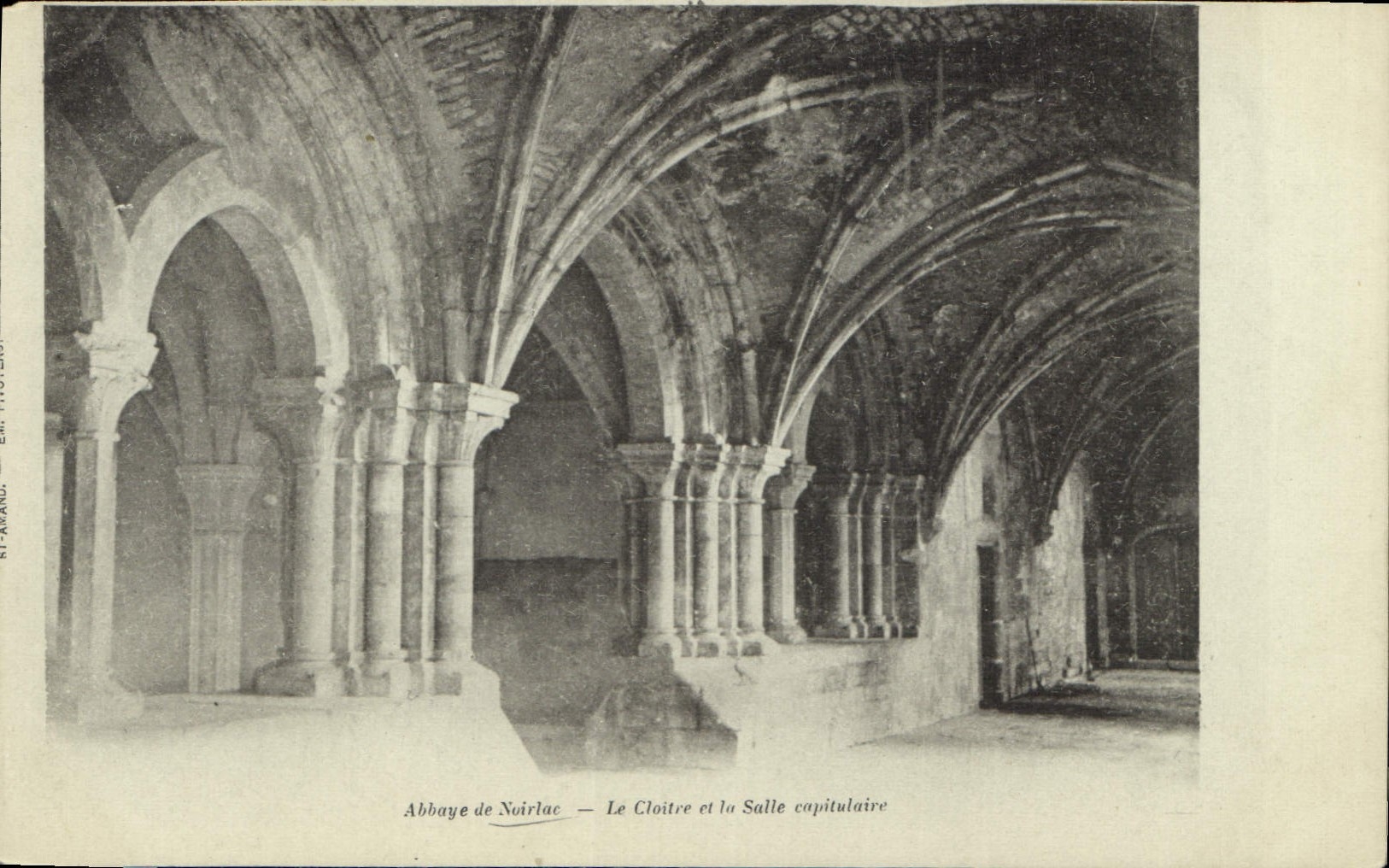 CPA Abbaye de Noirlac le Cloitre et la Salle Caputulaire