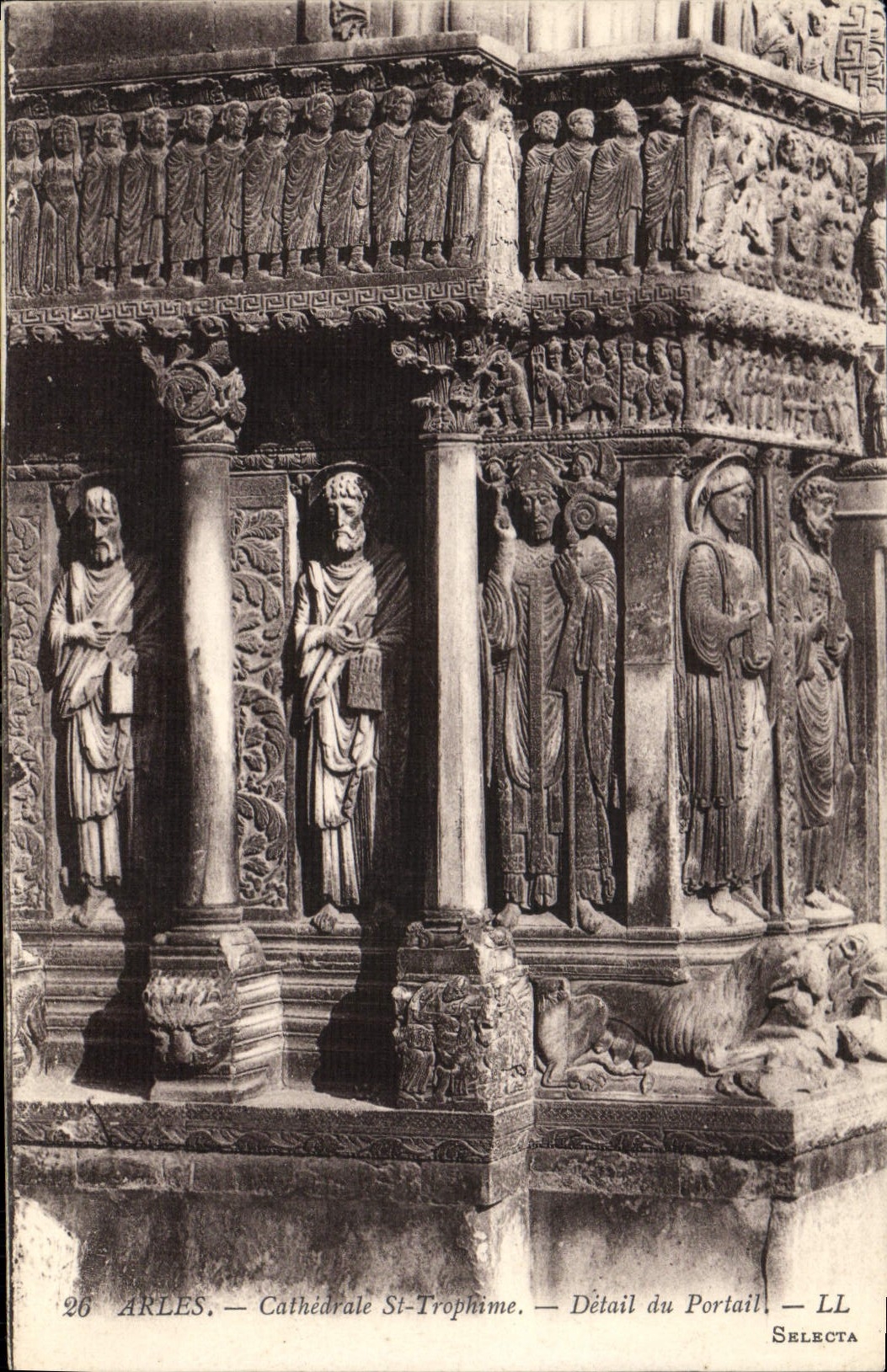 CPA Arles Cathedrale St Trophime detail du Portail 
