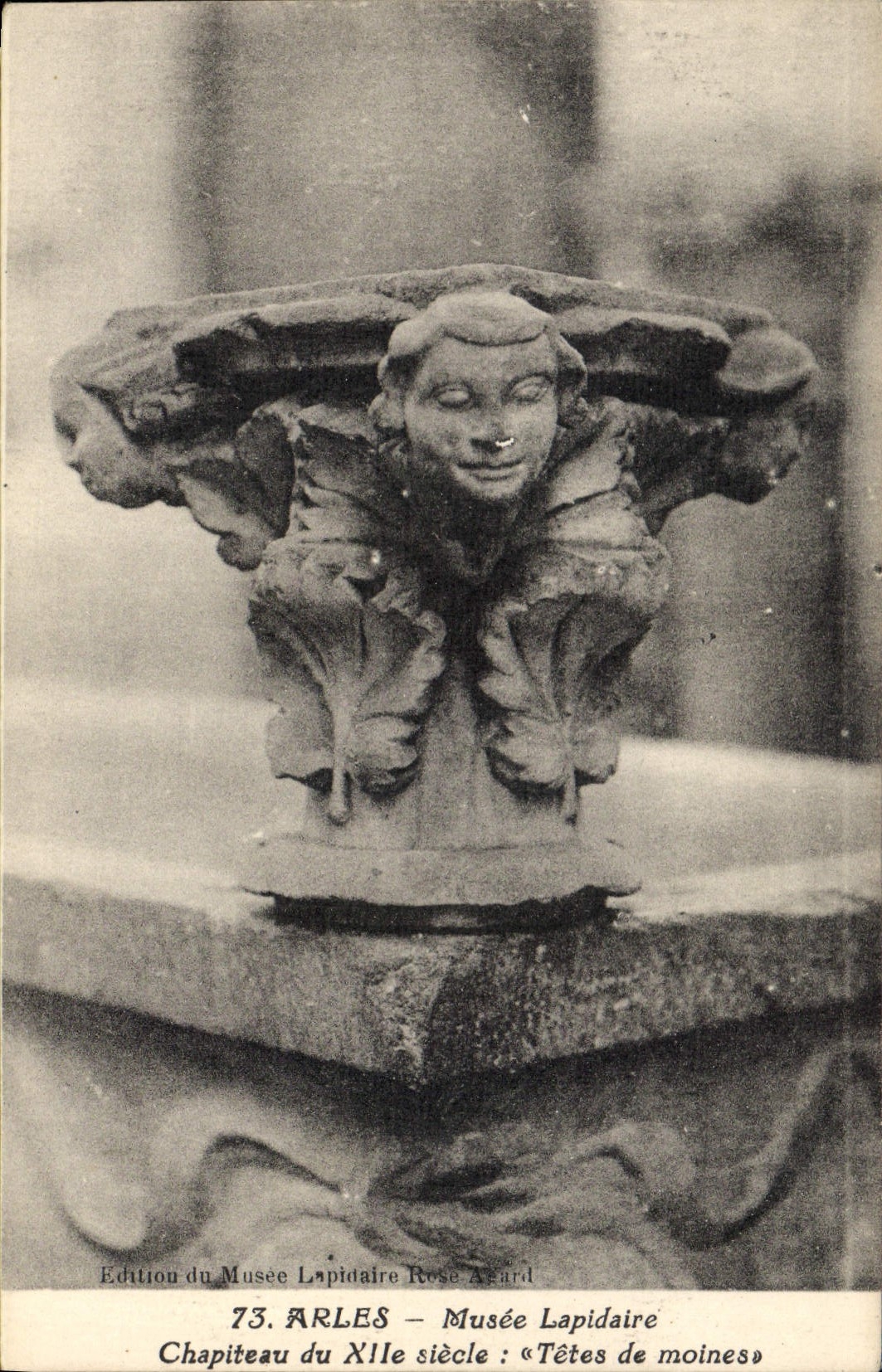 CPA Arles Musee Lapidaire Chapiteau du XII siecle Tetes de Moines 
