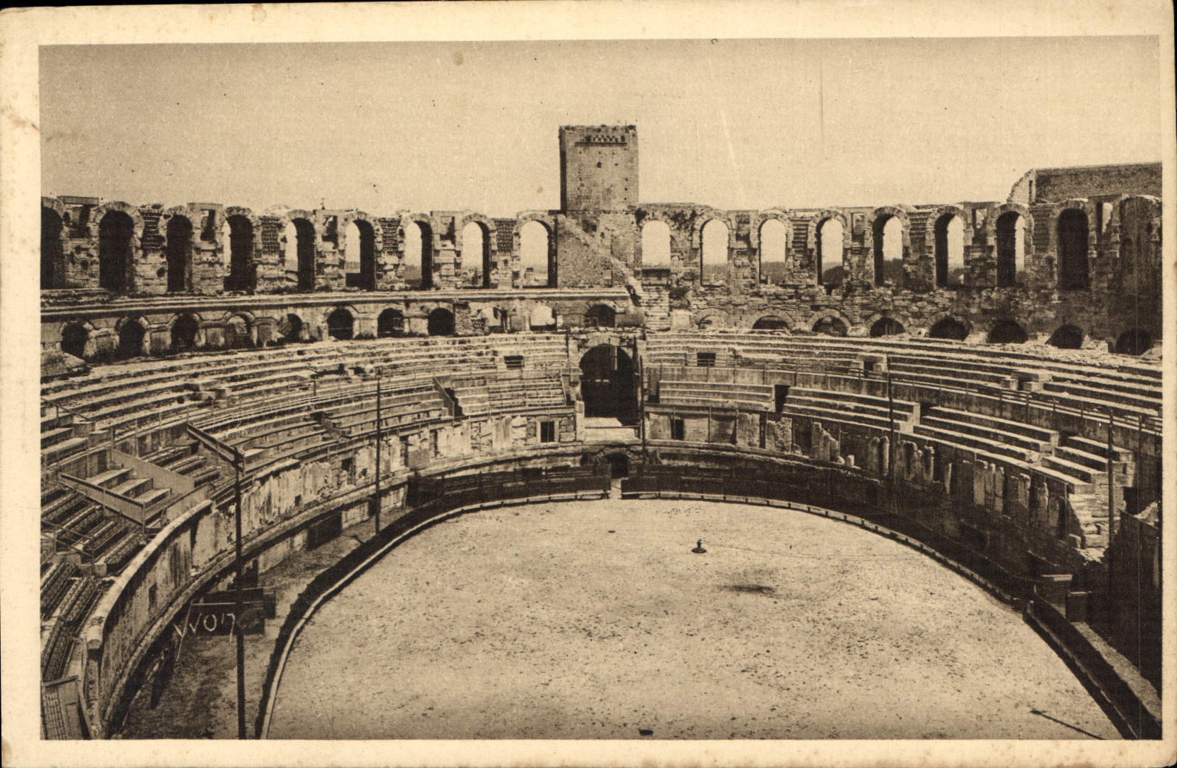 CPA Arles Bouches du Rhone vue generale de l'interieur des Arenes 