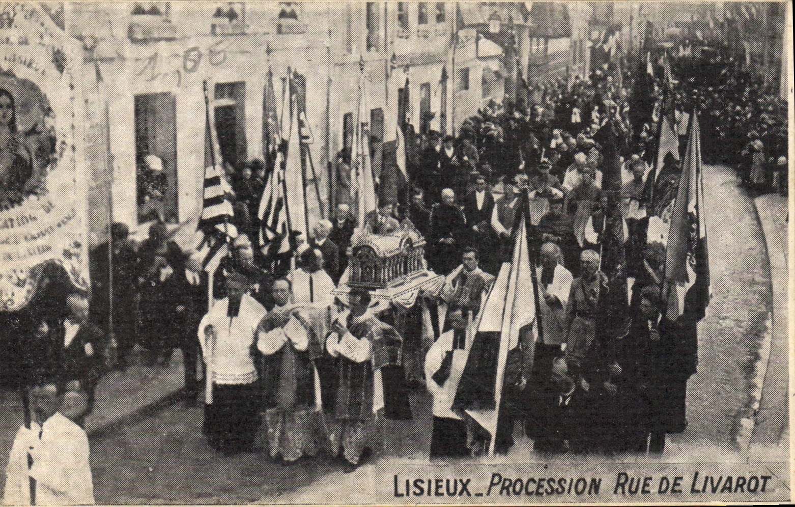 CPA Lisieux Procession rue de Livarot 