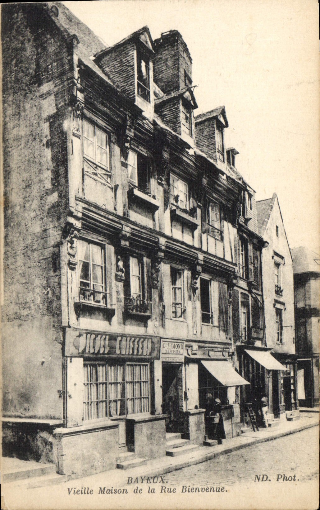 CPA Bayeux Vieille Maison de la rue Bienvenue Coiffeur