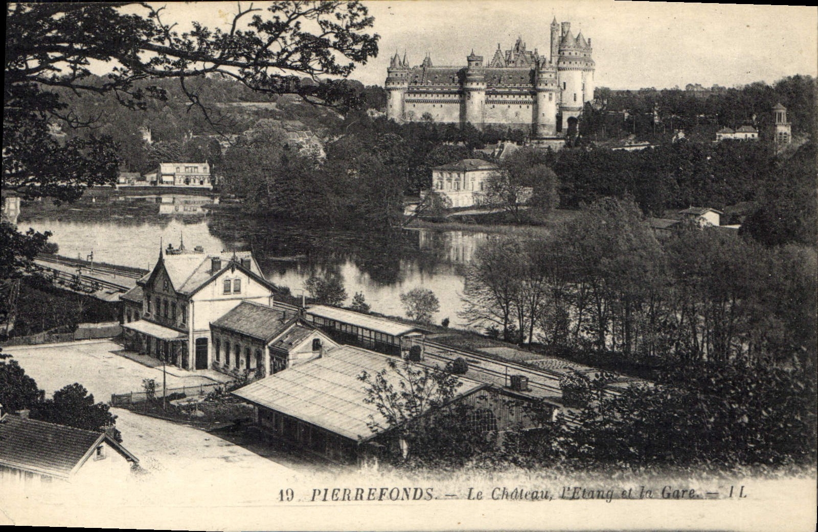 CPA Pierrefonds le Chateau l'Etang et la Gare