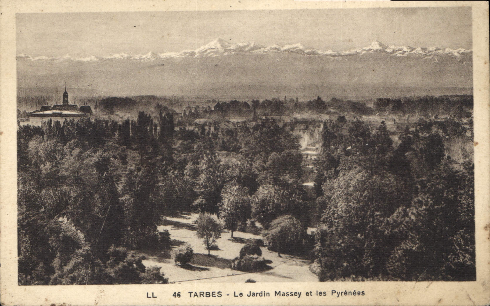 CPA Tarbes le Jardin Massey et les Pyrenees