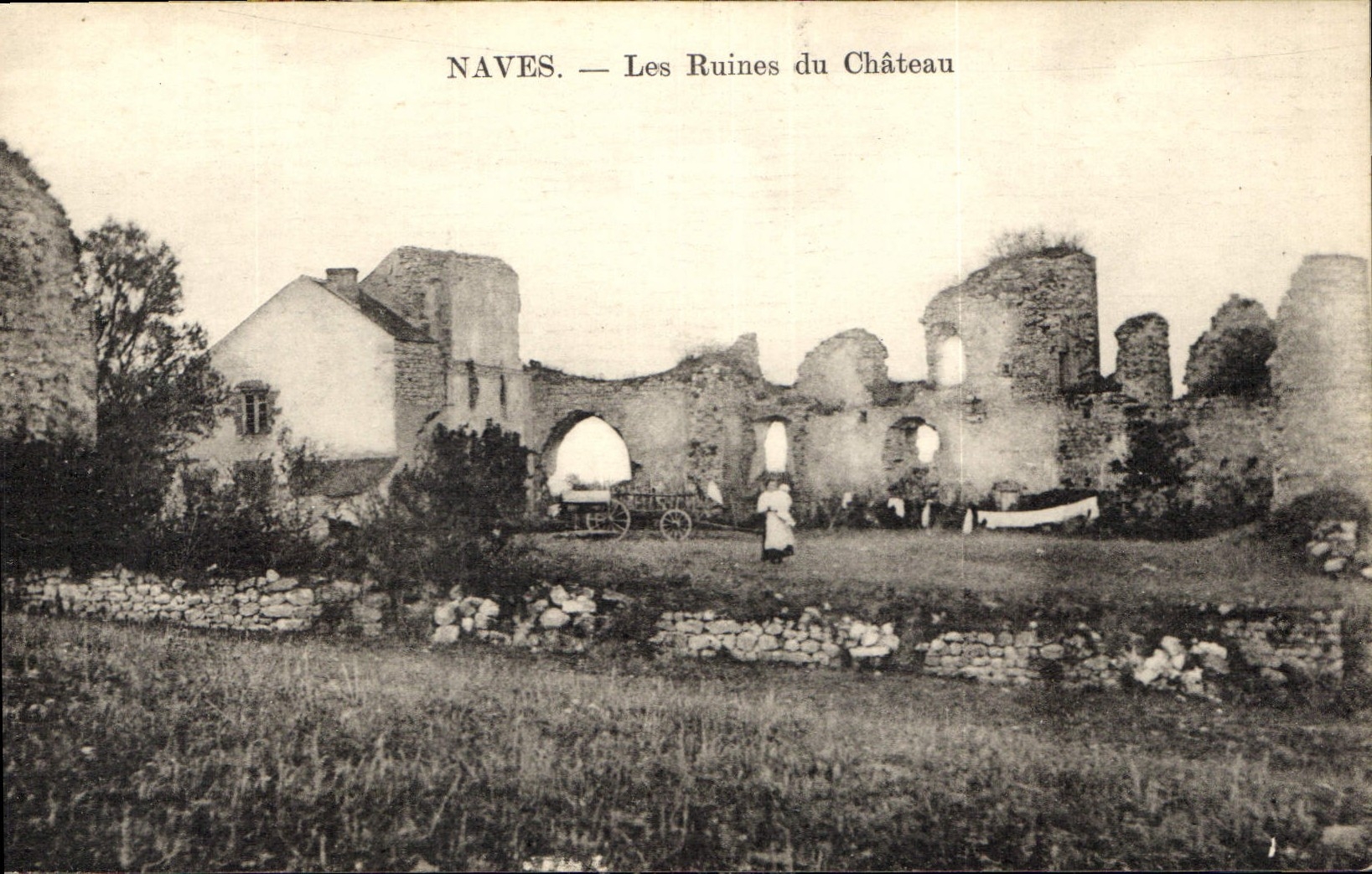 CPA Naves les Ruines du Chateau 
