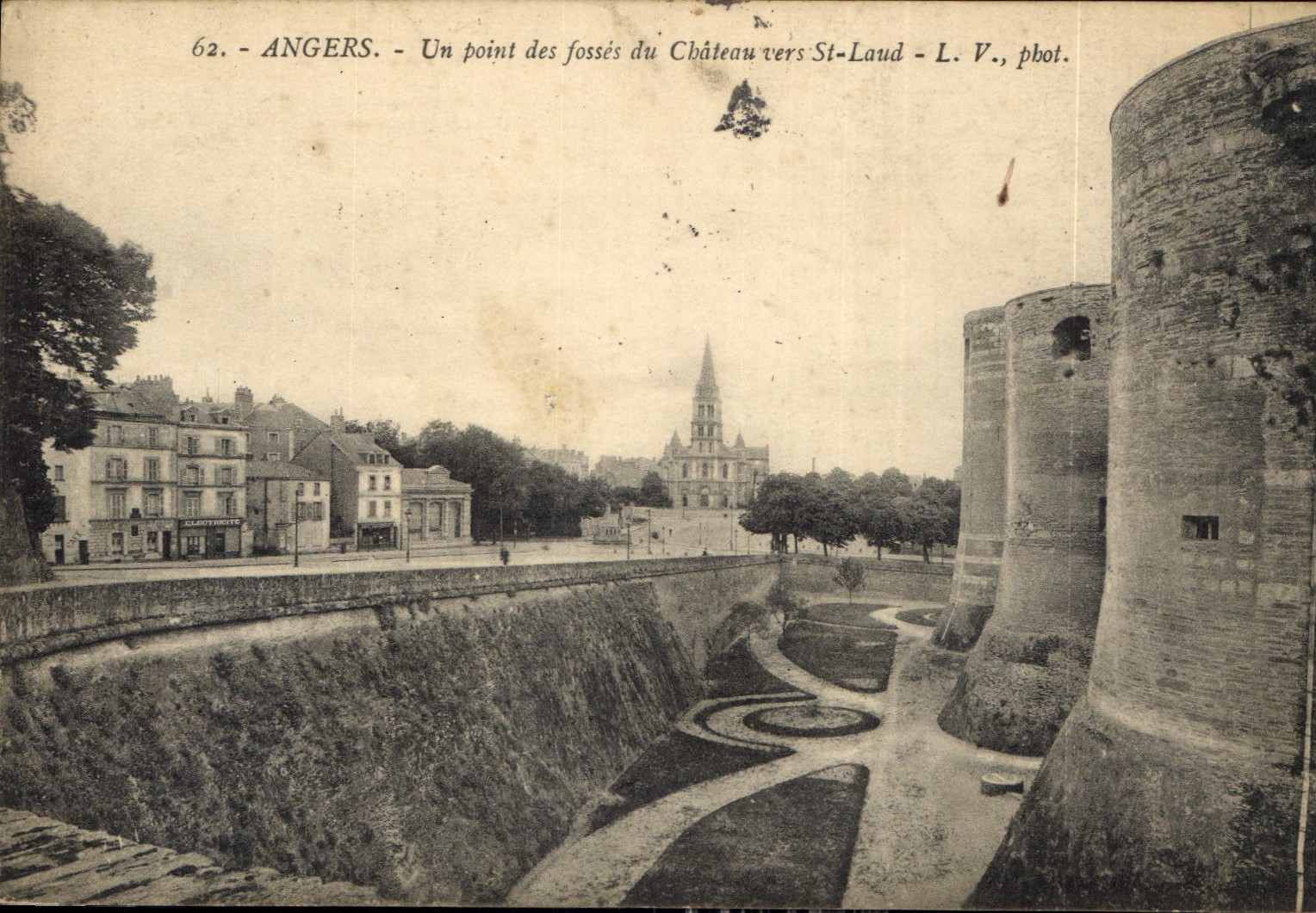 CPA Angers Un Point des Fosses du Chateau vers St Laud 