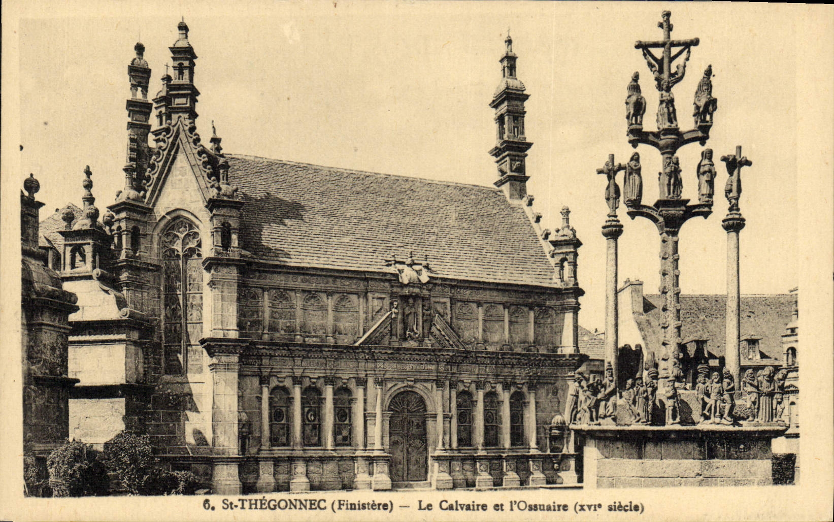 CPA St Thegonnec Finistere le Calvaire et l'Ossuaire XVI siecle 
