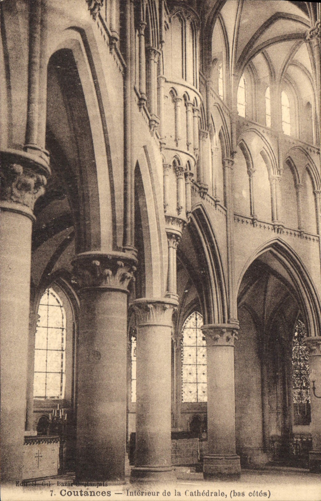 CPA Coutances Interieur de la Cathedrale bas Cotes 