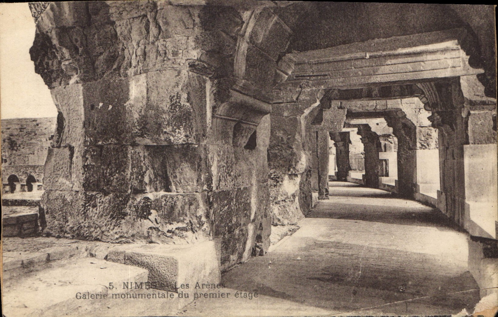 CPA Nimes les Arenes Galerie monumentale du premiere etage 