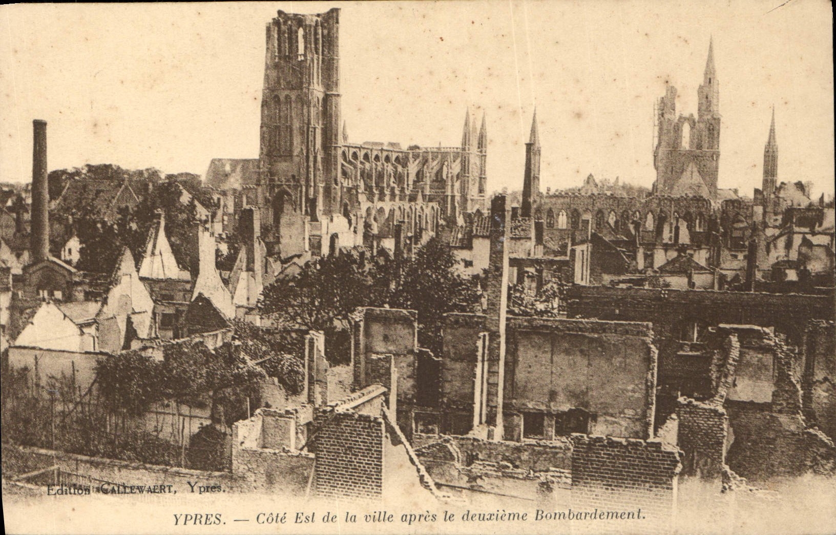CPA Ypres Cote Est de la Ville apres le deuxieme Bombardement