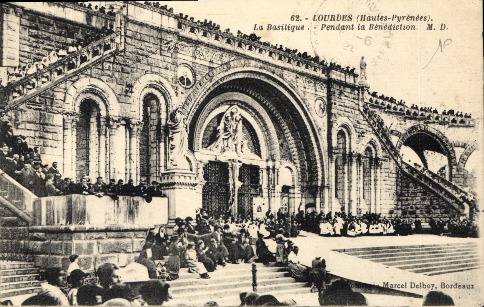 CPA Lourdes Hautes Pyrenees la Basilique pendant la Benediction 