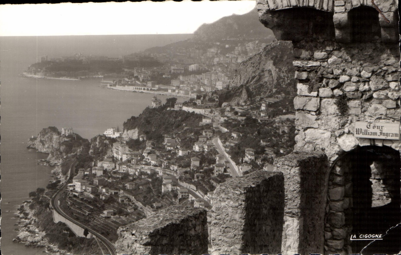 CPA Roquebrune Alpes Maritimes les Creneaux du Chateau a l'arriere plan la Principaute de Monaco