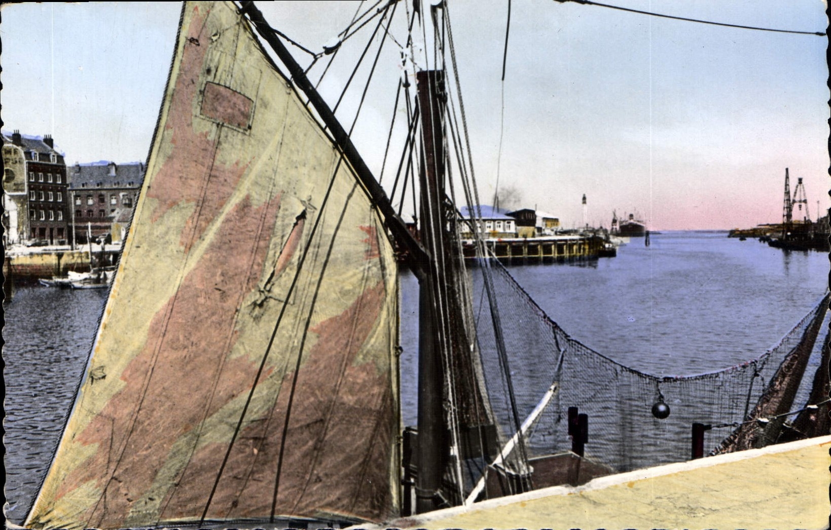 CPA Dunkerque le Chenal Bateau de peche