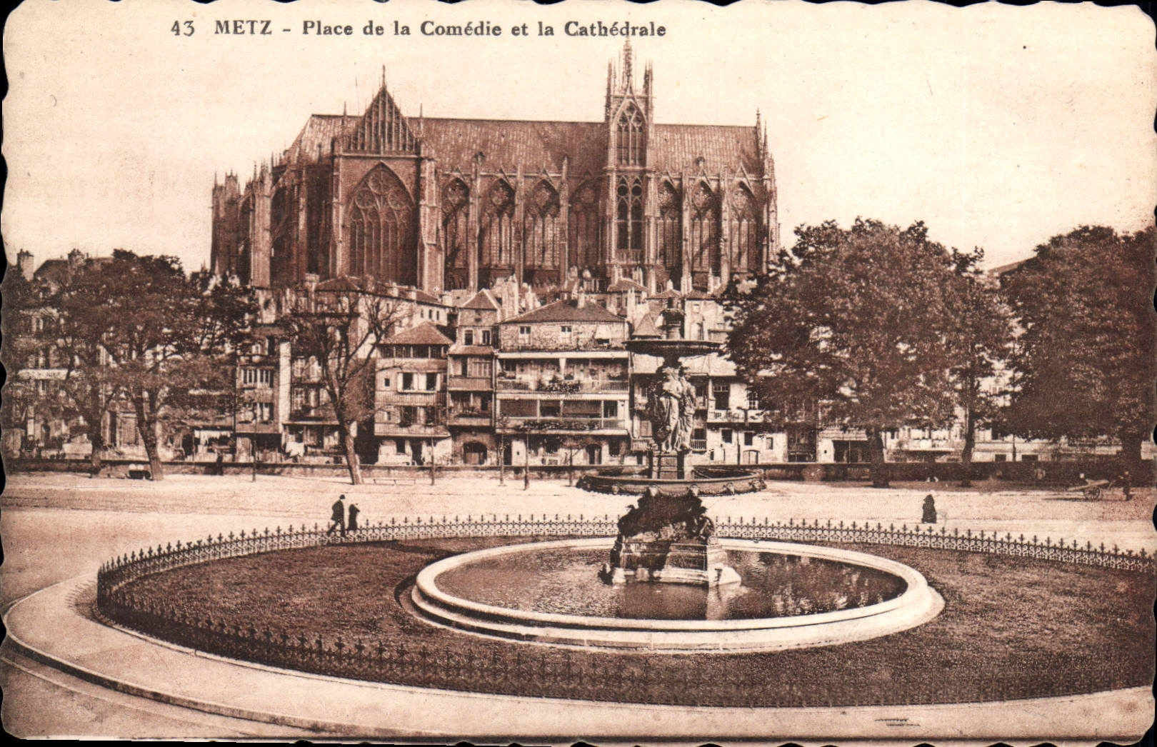 CPA Metz Place de la Comedie et la Cathedrale